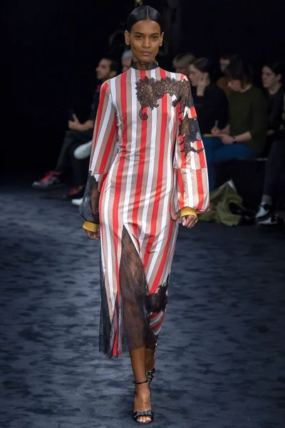 Look 28